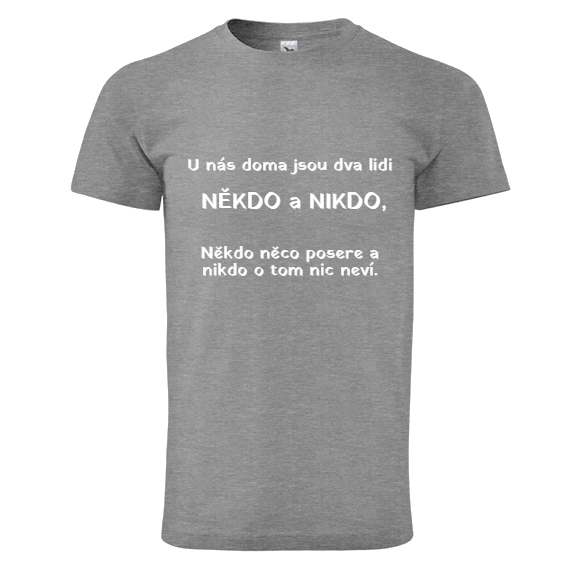 Tričko s potiskem - U nás doma jsou dva lidi Někdo a Nikdo. Někdo něco posere a nikdo o tom nic neví.